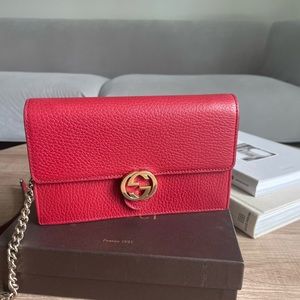 Gucci Interlocking G Wallet on Chain Red